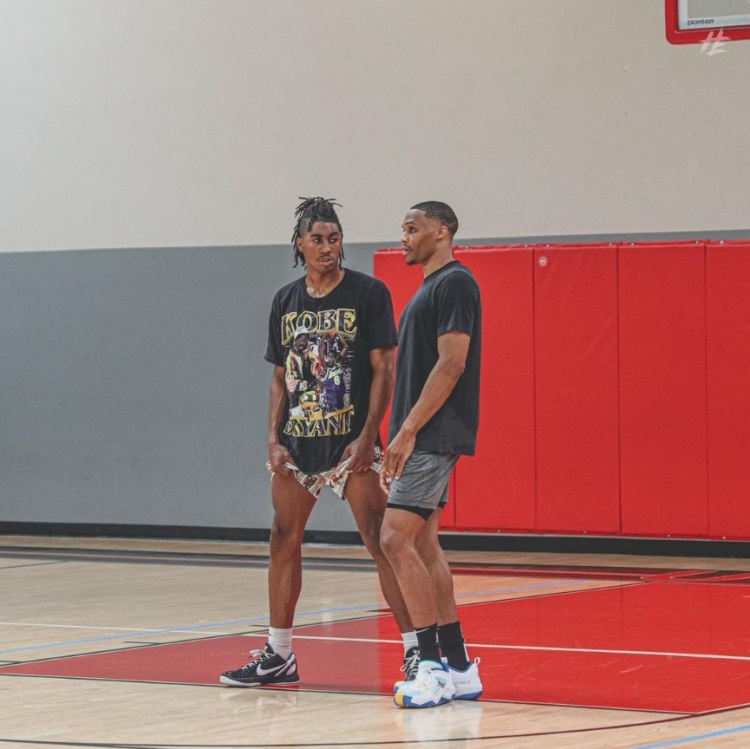 灰熊队记：埃迪并未再次受伤，目前仍受上场时间限制（灰熊随队记者：埃迪未再受伤，仍受出场时间限制）